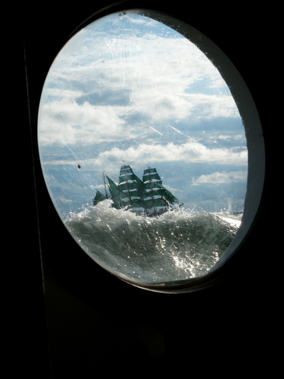 Deutsches Schulschiff "Alexander von Humboldt", durch ein Bullauge der "Christian Radich", Tall Ship Race 2009